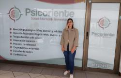 Johana Zuloaga en frente de la oficina de su empresa de servicios psicológicos, Psicoriente.