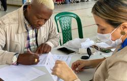 Momento en el que Moisés  y otras 200 personas recibe su indemnización administrativa por parte de la Unidad.